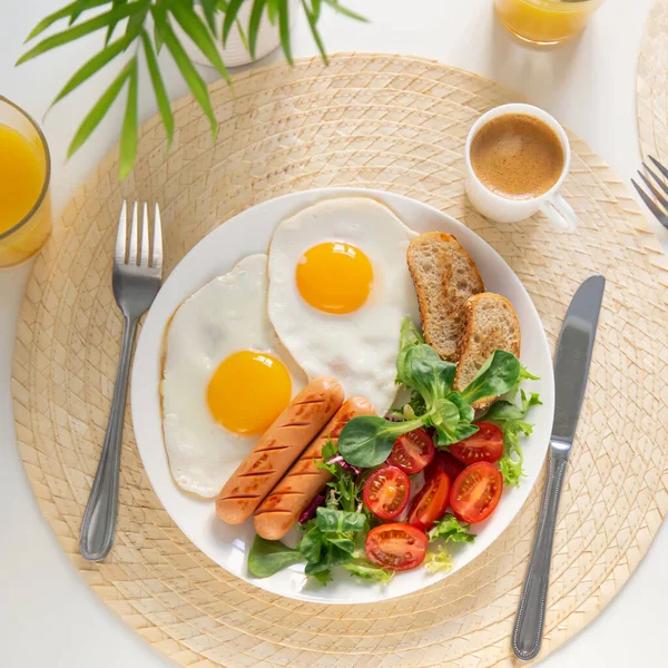 Jaja Smażone Kiełbaski Świeże Warzywa Śniadanie Widok Góry — Zdjęcie stockowe