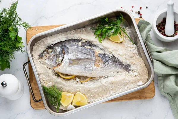 Delicioso Pescado Dorada Horno Sal Vista Superior — Foto de Stock