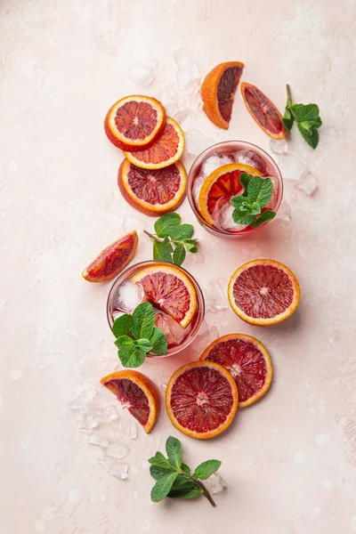 Rood Bloed Oranje Cocktail Met Ijs Verse Munt Bovenaanzicht Roze — Stockfoto