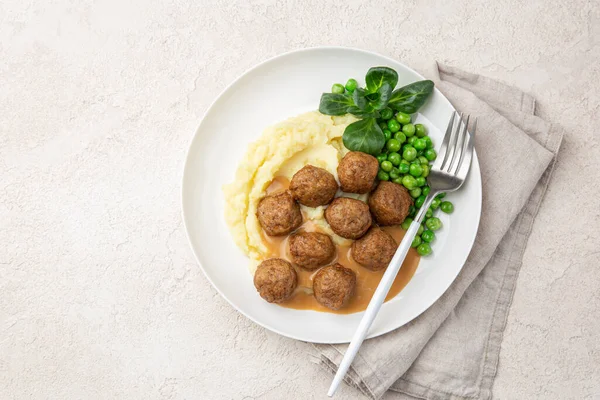 Albóndigas Con Puré Papa Salsa Crema Guisantes Verdes Plato Blanco —  Fotos de Stock