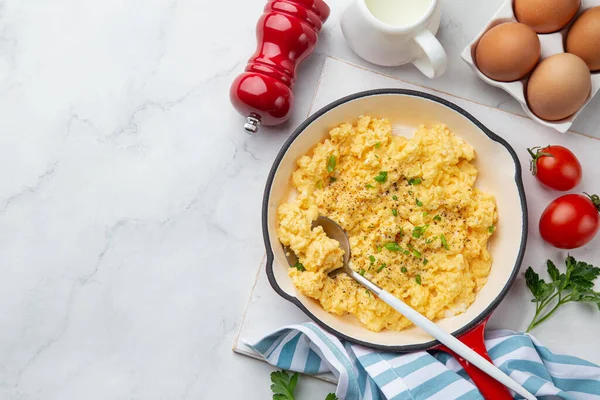 Oeufs Brouillés Pour Petit Déjeuner Sur Poêle Table Blanche Vue — Photo