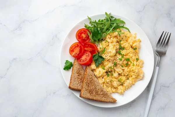 Scrambled Eggs Tomatoes Toasted Bread Greens Breakfast White Table Top — Stock Photo, Image