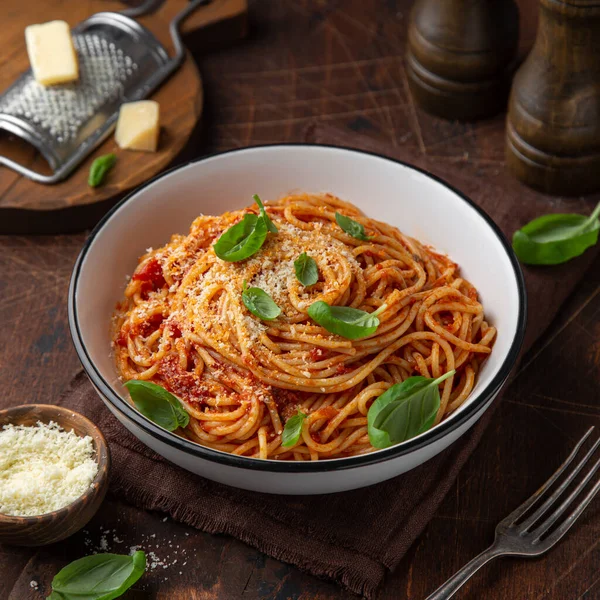 Macarrão Espaguete Com Molho Tomate Tigela Branca Fundo Madeira Imagem — Fotografia de Stock