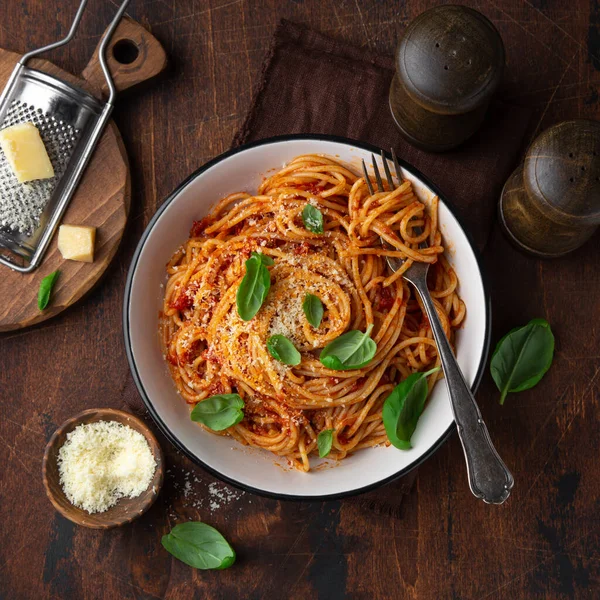 Spaghetti Pasta Met Tomatensaus Witte Schaal Vierkant Beeld Bovenaanzicht — Stockfoto
