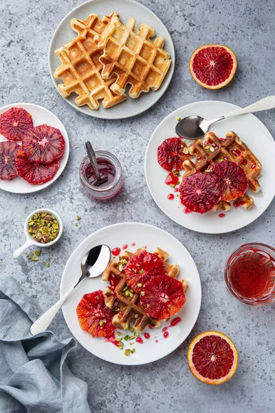 Gofres Dulces Con Naranjas Rojas Sangre Pistachos Fondo Hormigón Vista —  Fotos de Stock