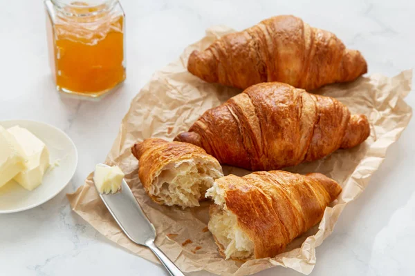 Frisch Gebackene Croissants Mit Marmelade Und Butter Zum Frühstück Selektiver lizenzfreie Stockfotos