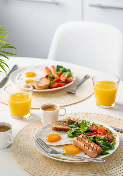 Gesundes Frühstück Auf Weißem Tisch Spiegeleier Würstchen Frisches Gemüse Und Stockfoto