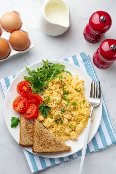 Rührei Tomaten Toastbrot Und Gemüse Zum Frühstück Weißer Tisch Blick lizenzfreie Stockbilder