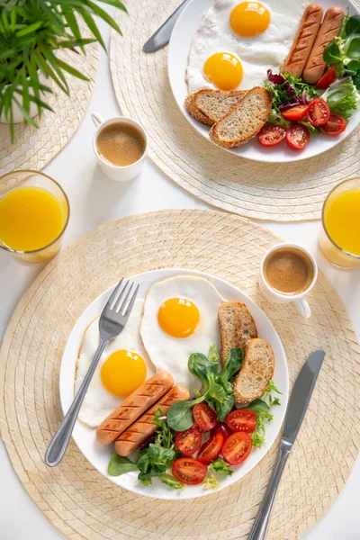 Gebakken Eieren Worstjes Verse Groenten Voor Ontbijt Bovenaanzicht — Stockfoto