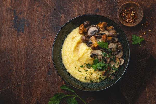 Polenta Crémeuse Aux Champignons Frits Fond Bois Vue Sur Dessus — Photo