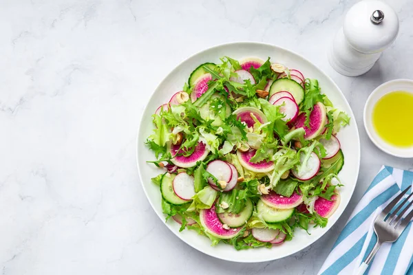 Ravanello Anguria Fresca Insalata Cetrioli Piatto Bianco Vista Dall Alto — Foto Stock