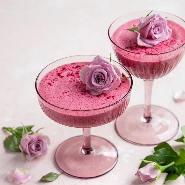 Festliches Beerenmousse Dessert Glas Rosa Hintergrund Selektiver Fokus Quadratisches Bild Stockbild