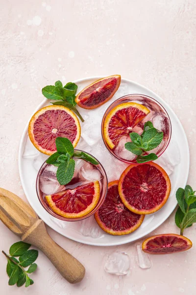 Cóctel Naranja Sangre Roja Con Hielo Menta Fresca Vista Superior —  Fotos de Stock