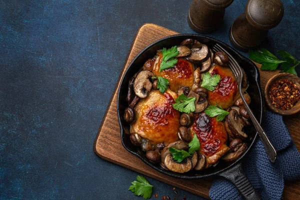 Roasted Chicken Thighs Mushrooms Cast Iron Pan Dark Blue Concrete — Stock Photo, Image