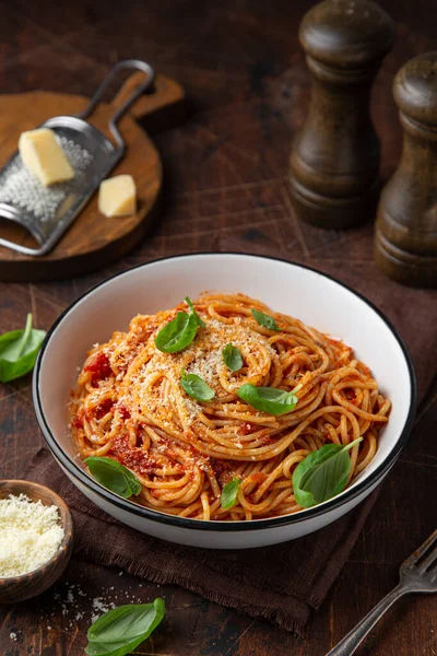 Macarrão Espaguete Com Molho Tomate Marinara Tigela Branca Fundo Madeira — Fotografia de Stock