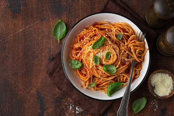 Spaghetti Pasta Met Tomatensaus Witte Schaal Houten Achtergrond Kopieerruimte Bovenaanzicht — Stockfoto