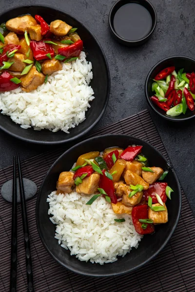 Sweet Frango Azedo Servido Com Arroz Cozido Vapor Tigela Preta — Fotografia de Stock