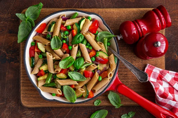 Fullkorn Penne Pasta Med Grillade Grönsaker Zucchini Ärtor Paprika Ant — Stockfoto