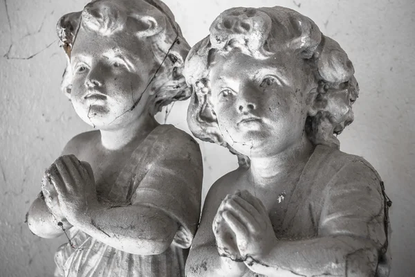 Statues d'enfants en prière — Photo