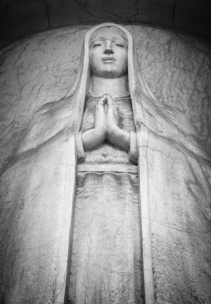 Estatua de mujer moribunda — Foto de Stock