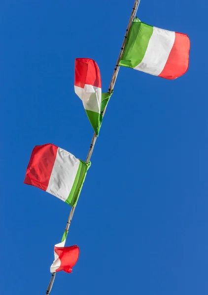 Kleine italienische Flaggen im Zusammenhang mit einem Hochspannungsdraht — Stockfoto