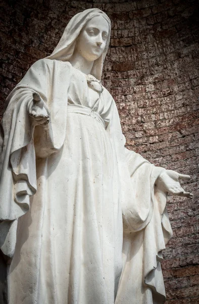 Statua Matki Boskiej — Zdjęcie stockowe