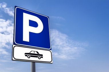 Sinyal bulutlar ve gökyüzü arka plan üzerinde otopark