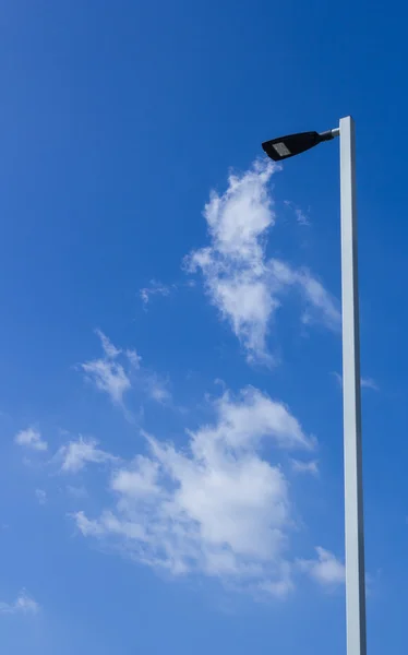 Lampadaire moderne avec fond ciel et nuage — Photo