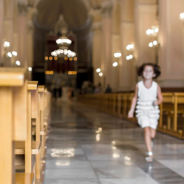 O fetiță aleargă la biserică — Fotografie, imagine de stoc