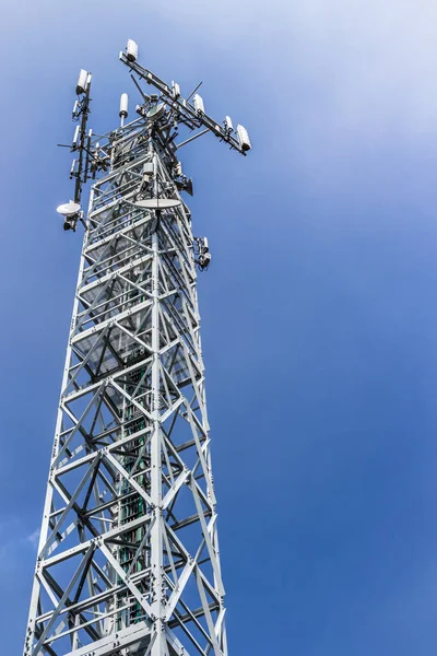 Antena de telecomunicaciones para radio, televisión y telefonía —  Fotos de Stock