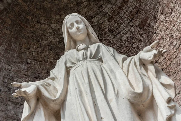 Zbliżenie, Matki Bożej, z otwartymi ramionami — Zdjęcie stockowe