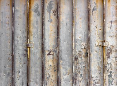 Eski ve hasarlı metal geçit