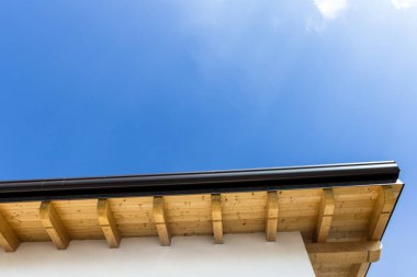 Yeni çatı oluk ile 