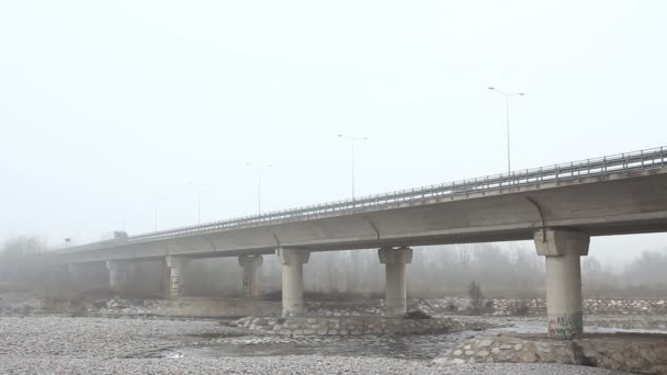 Возвышенное шоссе в таинственном тумане — стоковое видео