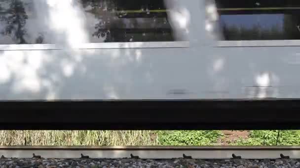 移動の電車や鉄道のクローズ アップ — ストック動画