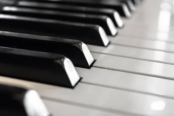 Класична вінтажна клавіатура піаніно — стокове фото