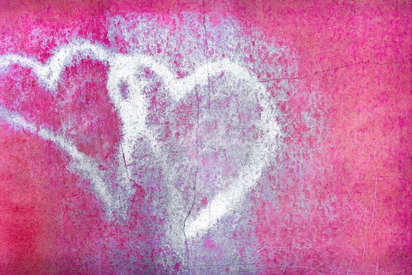 Grungy par de corações desbotados e fundo de parede rosa para seus folhetos — Fotografia de Stock