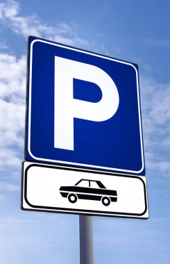 Sinyal bulutlar ve gökyüzü arka plan üzerinde otopark