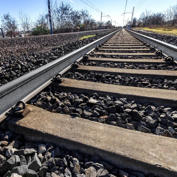 La vía férrea en un día soleado. Perspectiva . — Foto de Stock