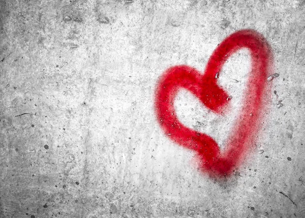Rood hart-hand getrokken op betonnen muur — Stockfoto