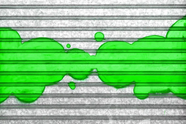 Grüne Blasen mit Sprühfarbe auf einem Rollladen bemalt — Stockfoto