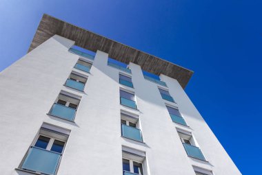 Modern konut bina beyaz cephe ve balkon. Alt görünümü.