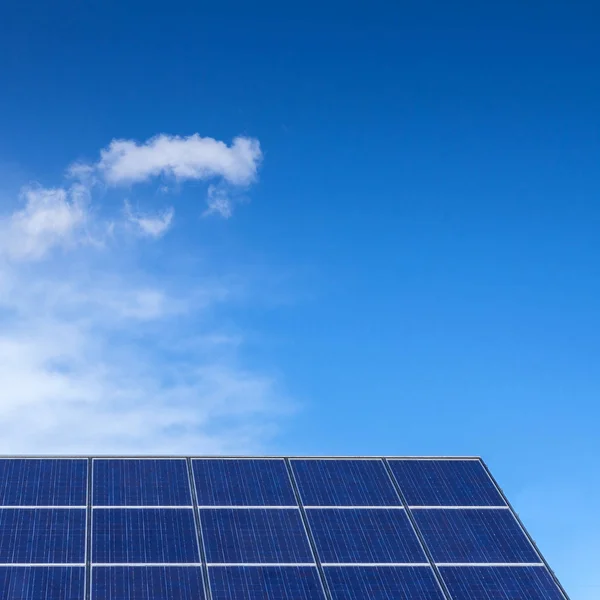 Paneles solares contra el cielo azul —  Fotos de Stock