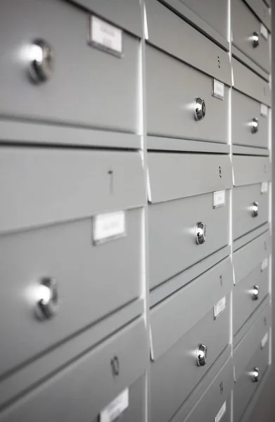 Кондоминиум почтовые ящики для таких понятий, как безопасность и . — стоковое фото