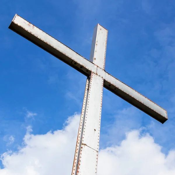 Croce di ferro in un cielo nuvoloso — Foto Stock