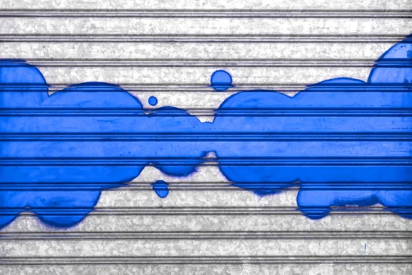 Bulles bleues peintes avec de la peinture en aérosol sur un volet roulant . — Photo