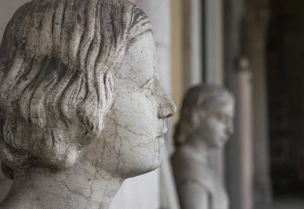 Estátua da mulher triste — Fotografia de Stock