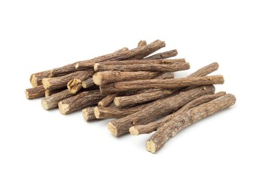 Liqorice kökleri beyaz arka plan üzerinde