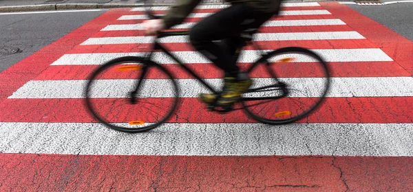 Fahrrad auf Zebrastreifen verwischen — Stockfoto