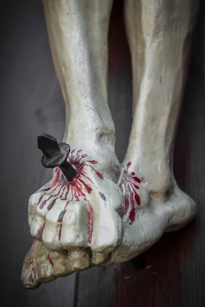 Los pies clavados y sangrantes de Jesús — Foto de Stock
